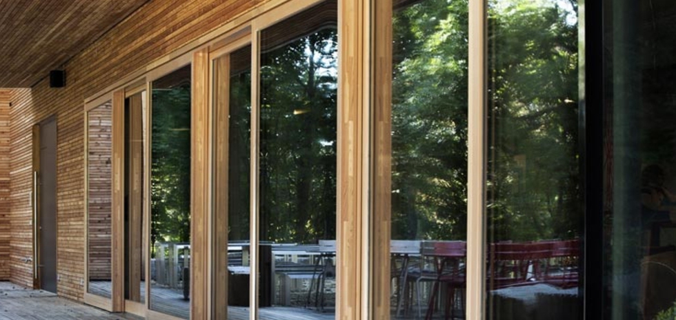 алюминиевые окна в деревянном доме